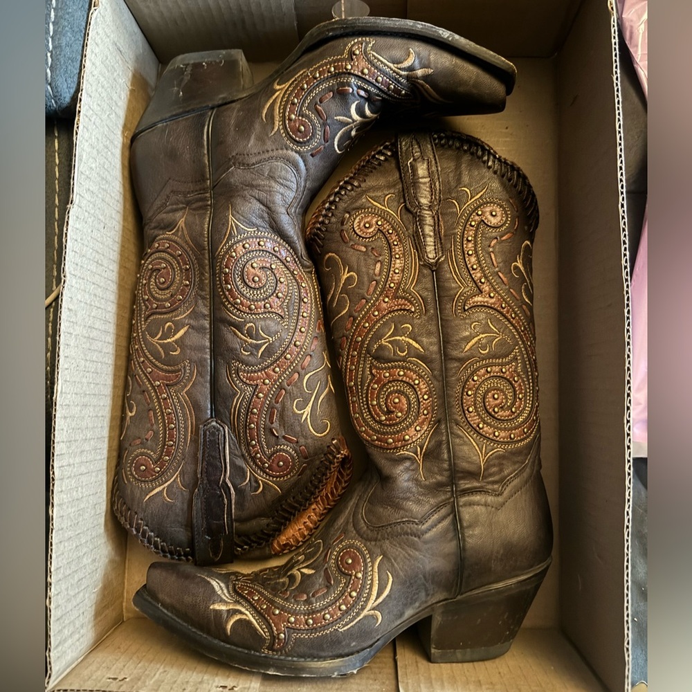 Genuine leather embroidered Dan Post Western Boots. GREAT CONDITION.
